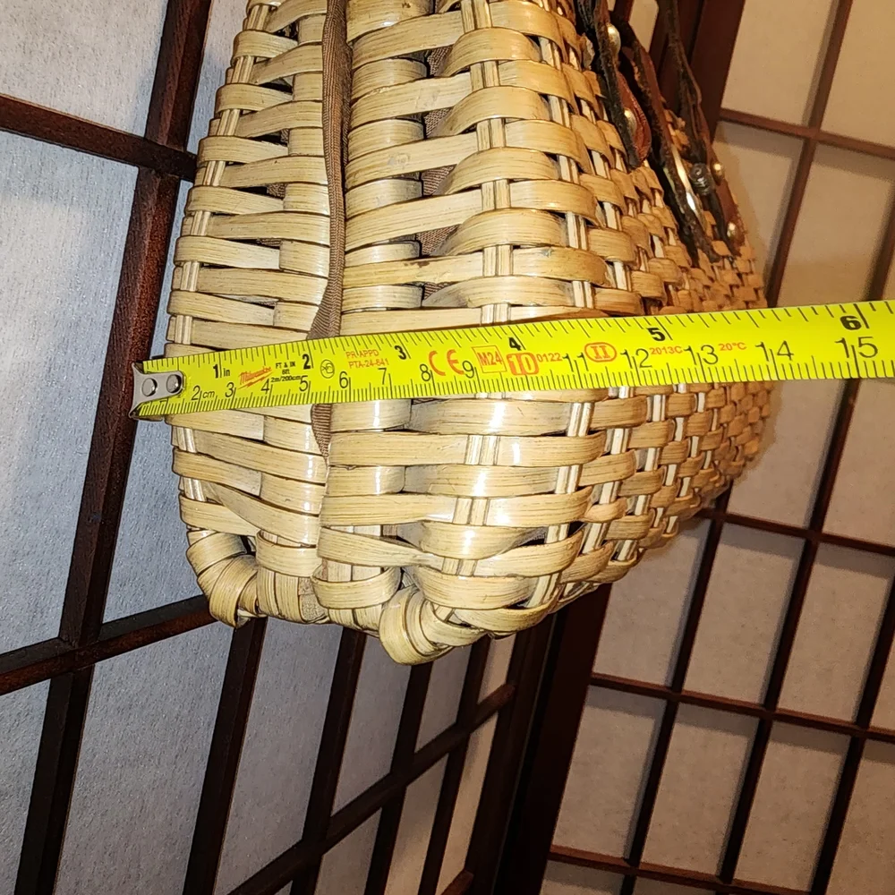 Vintage Elegant Tan Woven Handbag with Brown Accents - Picture 5 of 6